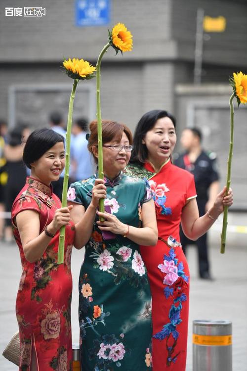 2025澳门开奖结果记录查询和爸爸穿旗袍为儿应援与爸爸穿旗袍陪考