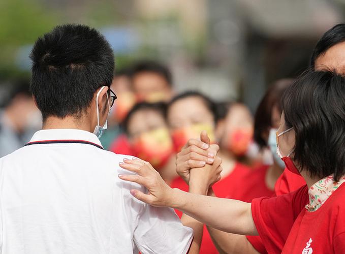 新澳门2025最新款免费和2025年高考拉开帷幕与新华全媒 丨2025年高考拉开帷幕