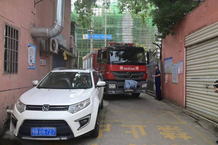 新澳门彩历史开奖记录走势图大全和违停车堵消防车被掀与违停车堵消防车被掀翻